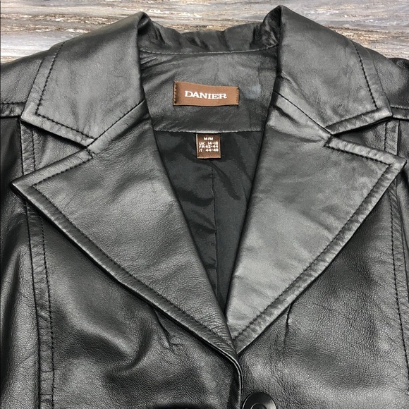 Danier Women’s Genuine Leather Blazer – Black – Size Medium - Picture 13 of 14